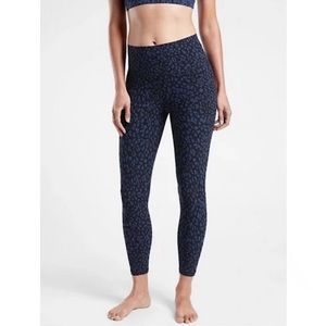 Athleta Salutation Stash Pocket II printed 7/8 tight